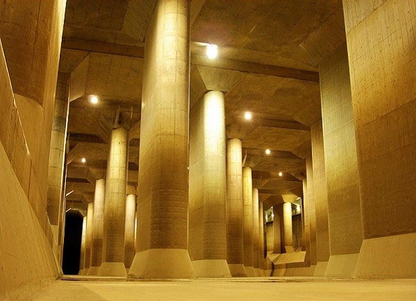 Nâng đỡ bể nước quan trọng này là 59 cột trụ lớn, mỗi cột có thể đỡ được 500 tấn trọng lượng trần nhà. Bể nước được kết nối với 10 máy bơm công suất cao có khả năng bơm tới 200 tấn nước vào sông Edogawa mỗi giây.