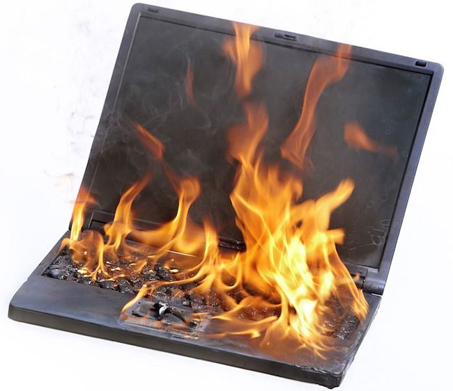 Laptop chơi game nóng và ồn ào