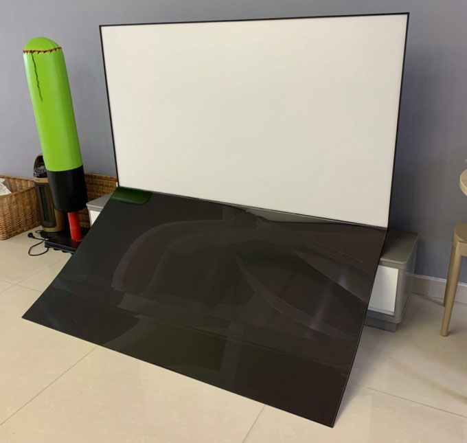 Tấm nền TV của Xiaomi tự bung ra khỏi khung và rơi xuống. Ảnh: Weibo.