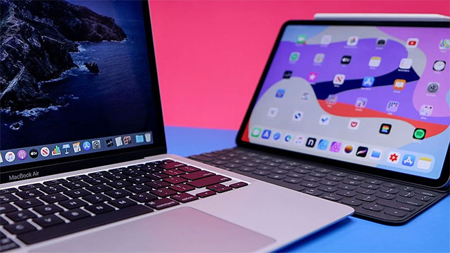 iPad với hộp đựng bàn phím bên cạnh MacBook