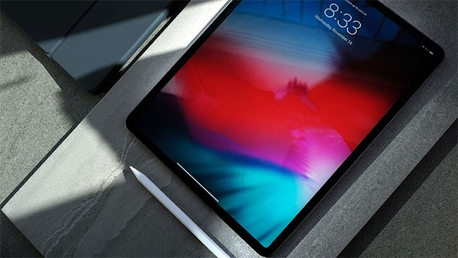 iPad bên cạnh Apple Pencil và hộp đựng Folio