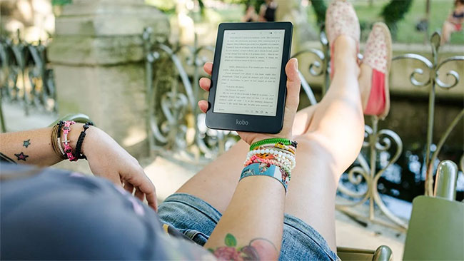 Người phụ nữ sử dụng e-reader