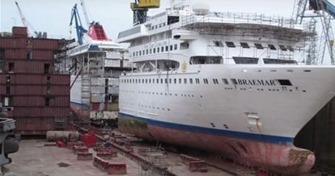 Quá trình xẻ đôi thân tàu biển để kéo dài thân