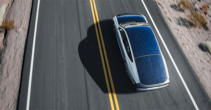 Điểm nổi bật nhất của mẫu xe điện này là các tấm pin mặt trời dạng cong