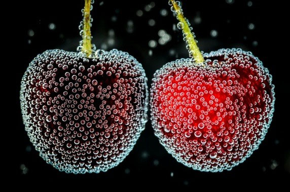 Ảnh thật của 2 quả cherry dưới mặt nước chứ không phải ảnh Photoshop đâu.