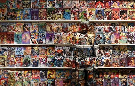 Bạn có nhìn thấy ai đó trong bức hình này không? Liu Bolin, một họa sĩ người Trung Quốc “tàng hình” bằng cách tự vẽ lên người mình những họa tiết trùng với phần nền phía sau.