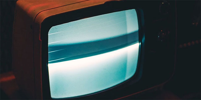 TV cũ với màn hình không rõ nét