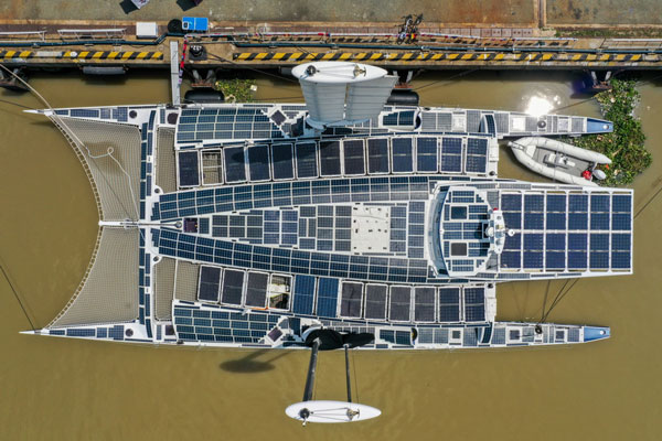 Thân tàu Energy Observer được trang bị tổng cộng hơn 200 tấm pin năng lượng