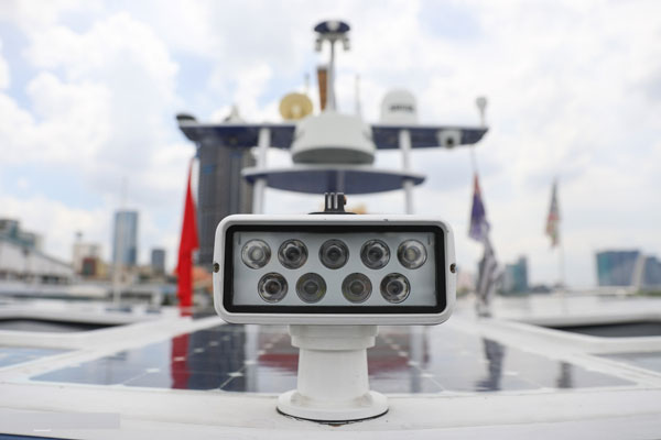 Trên nóc tàu được lắp đặt các thiết bị cần thiết như hệ thống đèn định vị, radar, camera,...