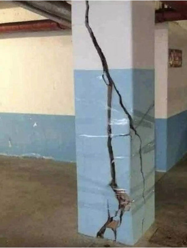 Nhìn cảnh này chắc ai cũng phải than trời với người nghĩ ra cách sửa cái cột bị nứt này. Chắc chả ai dám lại gần nó đâu.