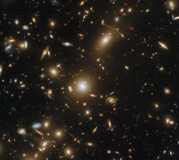 Cụm thiên hà khổng lồ Abell 1351 được Máy ảnh trường rộng 3 của Kính viễn vọng không gian Hubble ghi lại. Cụm thiên hà này nằm trong chòm sao Ursa Major ở bắc bán cầu.