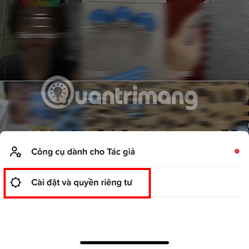 Chọn mục Cài đặt và quyền riêng tư.