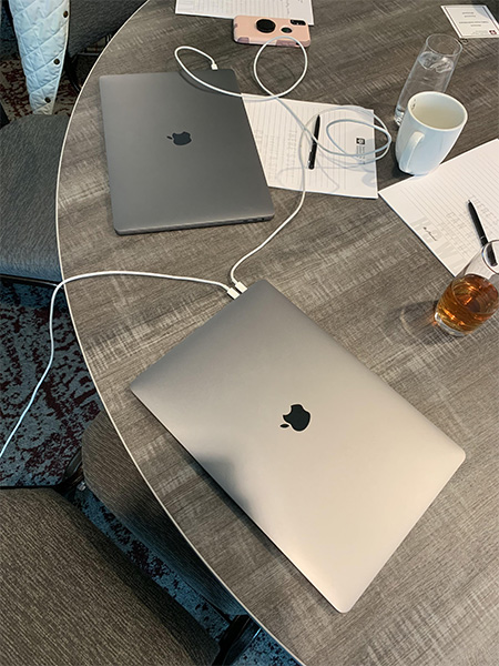 Những chiếc MacBook có thể sạc cho nhau