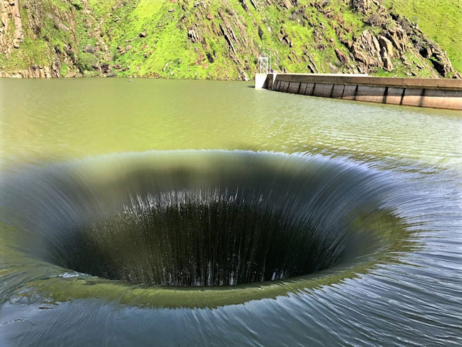 Glory Hole là một con đập tràn được xây dựng có chủ đích điều chỉnh lại lượng nước