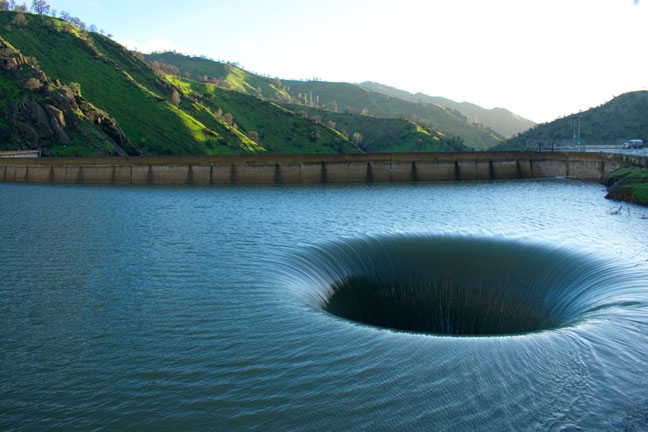 Miệng hố Glory Hole rất to, có thể hút nước hồ với tốc độ 1360 m3/s