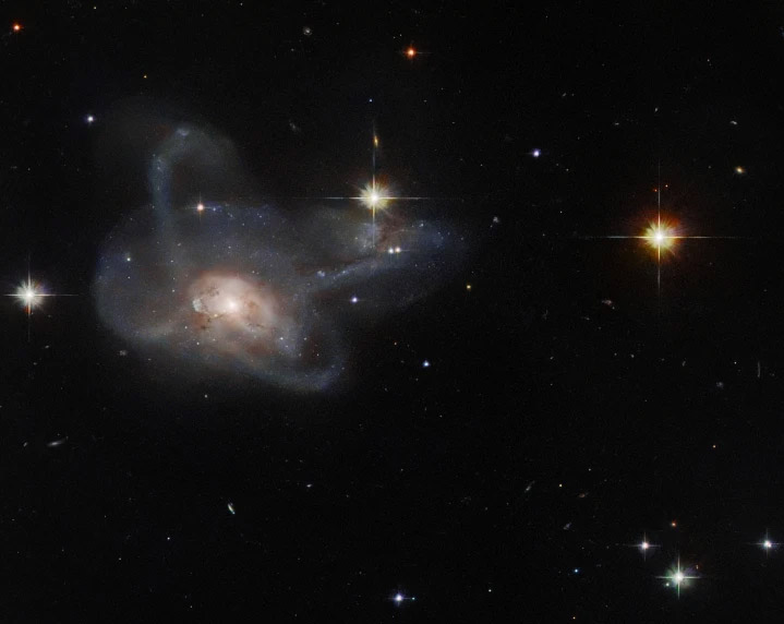 Kính viễn vọng Không gian Hubble này đã chụp được thiên hà CGCG 396-2, một thiên hà hợp nhất với nhiều nhánh bất thường nằm cách Trái đất khoảng 520 triệu năm ánh sáng trong chòm sao Orion.