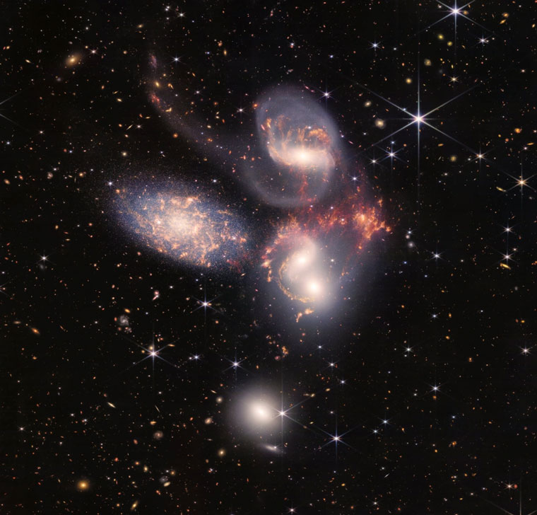 Hình ảnh của Stephan’s Quintet, một nhóm gồm 5 thiên hà được phát hiện vào năm 1877 bởi nhà thiên văn Édouard Stephan người Pháp. NGC 7320 là một trong những thiên hà thuộc Stephan's Quintet cách Trái Đất khoảng 40 triệu năm ánh sáng. 4 thiên hà còn lại nằm rất gần nhau, cách Trái đất 290 triệu năm ánh sáng.