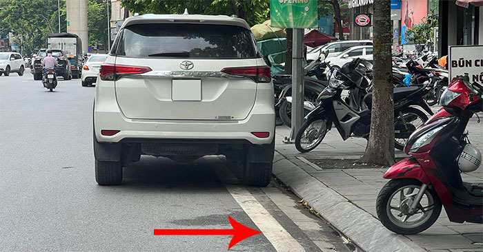 Vạch kẻ đường sát vỉa hè