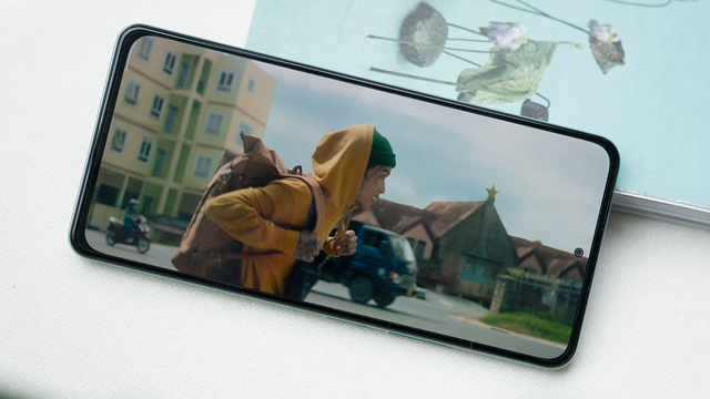 POCO F4 sở hữu màn hình AMOLED sống động