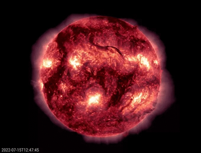 Hình ảnh đồ họa ghi lại chuyển động của cơn bão mặt trời. Trông nó giống như con rắn uốn éo, vừa phóng ra khỏi Mặt Trời và sẽ lập tức 'tấn công' Trái Đất (Ảnh: NASA).