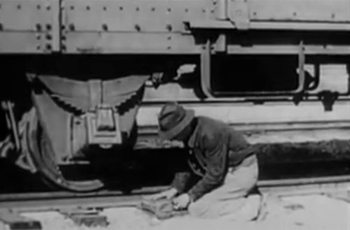 "Mole" hay còn gọi "Casey Jones" - một thiết bị nổ do OSS, tiền thân của cơ quan CIA (Mỹ) ngày nay, phát triển vào những năm 1940. Thiết bị này dùng để gây ra một tai nạn tàu hỏa thảm khốc. Mole sử dụng một tế bào quang điện được nạp năng lượng trong cả một ngày và được kích nổ khi phản ứng với bóng tối. Nó được sử dụng để gắn vào một phần quan trọng của toa xe lửa của kẻ địch và khi đoàn tàu đi vào một đường hầm sẽ tự phát nổ.