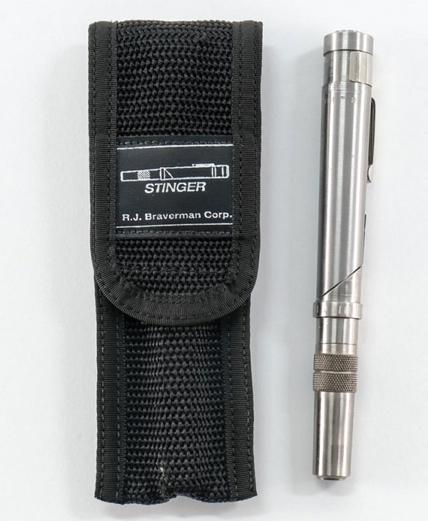 Súng Stinger là súng bút đầu tiên xuất hiện trên thế giới. Loại vũ khí này có hình dáng của một chiếc bút và thường được các điệp viên sử dụng khi tiêu diệt mục tiêu ở cự ly gần.