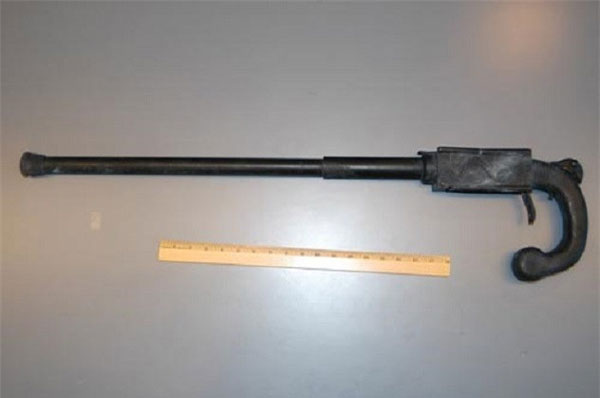 Khẩu súng điệp viên có hình dáng khá giống một cây gậy dành cho các cụ già. Khẩu súng độc đáo này được phát minh vào đầu những năm 1800 ở Anh.