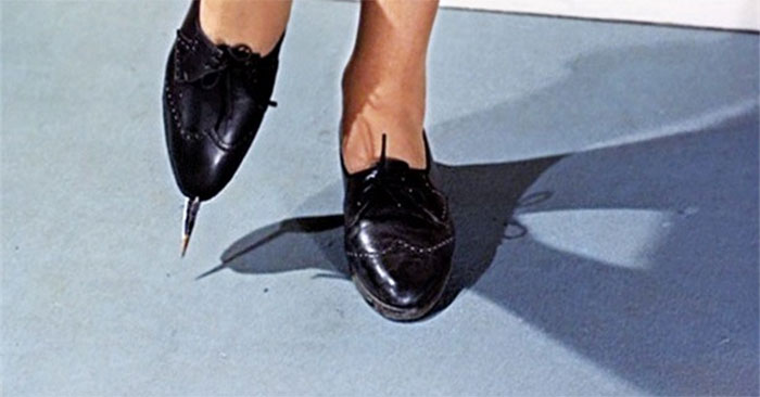 Giày chứa dao găm được cựu giám đốc CIA Allen Dulles phát triển sau khi xem loạt phim về điệp viên 007 James Bond của Ian Fleming.