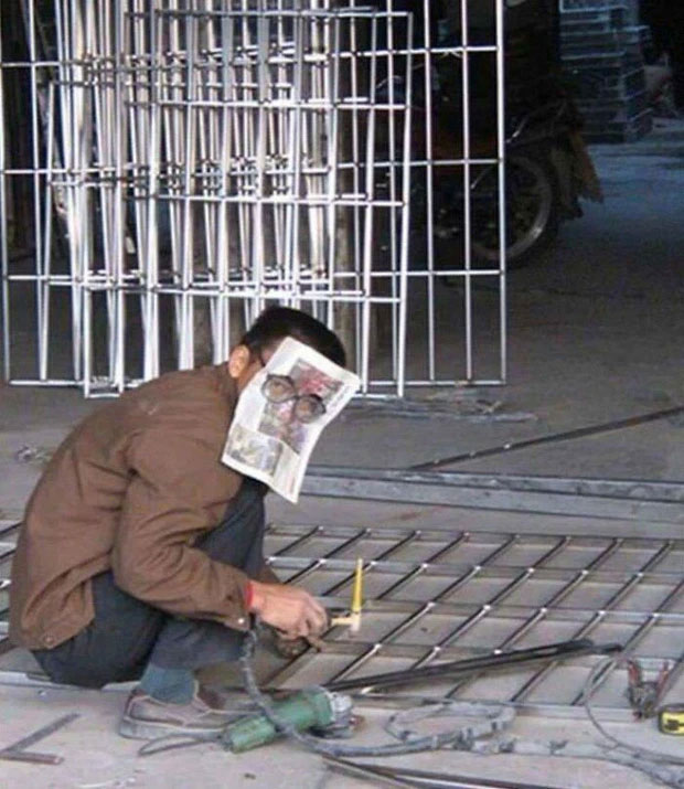 Đồ bảo hộ tự chế nhưng sao lạ lắm à nha. Nhìn cứ thấy sai sai.
