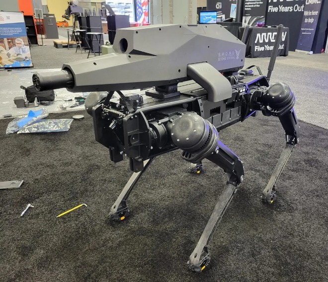Chó robot gắn súng xịn do một công ty chuyên về vũ khí trình làng năm ngoái