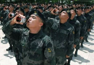 Thời gian biểu trong quân đội luôn rất nghiêm ngặt. Và uống bia cũng phải có giờ và theo phong cách riêng nhé.