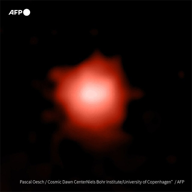 Thiên hà GLASS-z13 có dạng hình tròn đỏ với nhân màu trắng.