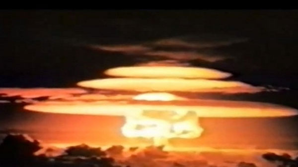 Ngày 5/5/1954, Mỹ đã kích nổ một vũ khí hạt nhân với sức công phá 13,5 megaton trên một sà lan bên cạnh đảo san hô Bikini. Vụ nổ được đặt tên là Castle Yankee, có thể gây bỏng độ 3 trong khu vực có bán kính khoảng 4.500 km2. Bụi phóng xạ của nó bay xa hơn 11.000km chỉ trong 4 ngày, lan đến tận Mexico City.