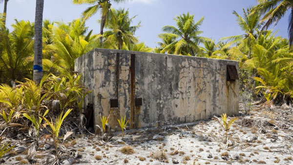 Ngày 26/3/1954, Mỹ kích nổ một vũ khí hạt nhân trên một sà lan ngoài khơi đảo san hô Bikini. Có mật danh "Castle Romeo", vụ thử được thực hiện chỉ vài tuần sau khi vụ thử Castle Bravo đã phát tán bụi phóng xạ khắp quần đảo Marshall.