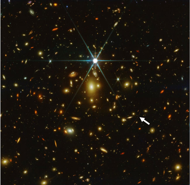 Earendel thuộc chòm sao Kình Ngư (Cetus) cách Trái đất 28 tỷ năm ánh sáng là ngôi sao xa nhất từng được biết đến vừa được kính viễn vọng James Webb ghi nhận một cách rõ nét nhất. Trong hình ảnh, Earendel chỉ là chấm trắng cực nhỏ bên dưới cụm thiên hà WHL0137-08, chỗ mũi tên.  Ngôi sao này hình thành khoảng 900 triệu năm sau Vụ Nổ Lớn (Big Bang) và ánh sáng từ Earendel phải mất 12,9 tỷ năm để đến được chúng ta. Earendel được chụp lần đầu tiên vào tháng 3 bởi kính Hubble. Theo nghiên cứu của các nhà khoa học, ngôi sao có thể nặng hơn Mặt Trời khoảng 50-500 lần và sáng hơn hàng triệu lần.