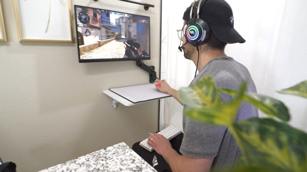 Chơi game trong toilet