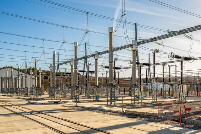 Một trạm biến áp điện bên trong ITER, dự kiến có điện áp từ 110 MW lên đến mức đỉnh 620 MW và kéo dài trong vòng 30 giây để vận hành khối plasma. Trạm biến áp này trực tiếp điện từ lưới điện quốc gia 400 kV.