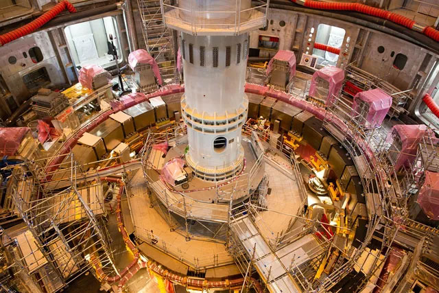 Hố Tokamak, hố cách ly địa chấn sâu 17m bên dưới nền ITER được đổ bê tông, dựng tường chắn và các tấm địa chấn giúp bảo vệ cho ITER trước những sự cố như động đất.