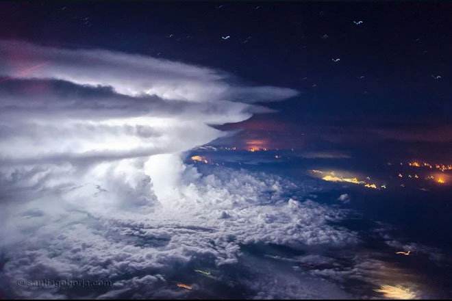 8. Siêu bão đáng sợ đang tràn vào bờ biển Venezuela, Nam Mỹ.