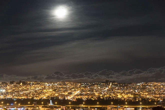 9. Ảnh chụp siêu trăng tại Quito, Ecuador từ độ cao 2.900m.