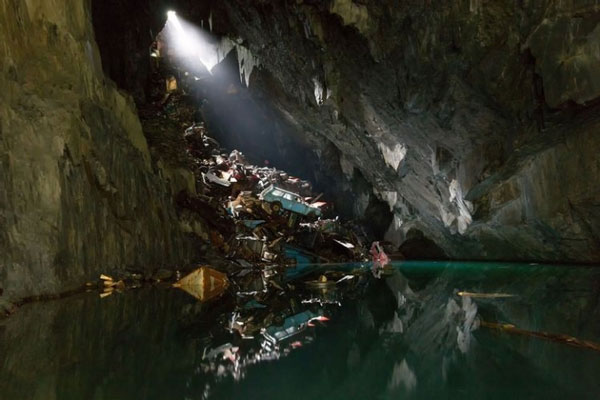 Rất nhiều chiếc ô tô bị vứt bỏ vào một mỏ đá lửa trong một hang động ngầm ở Vương quốc Anh. (Ảnh: Hotcars).