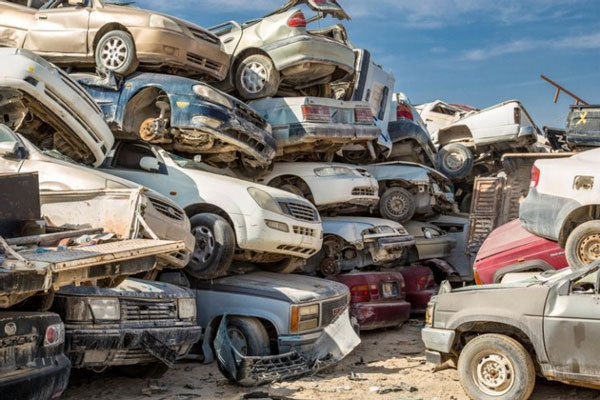 Có tới 24.000 xe bị vứt xó tại nghĩa địa xe hơi tại Qatar. Tại đây, hàng nghìn chiếc xe xếp chồng lên nhau tạo thành một mê cung rộng lớn. Nghĩa địa rộng lớn này được chia làm hai phần, một phần là nơi mọi người có thể mua các bộ phận từ ô tô cũ và phần còn lại là nơi những chiếc ô tô bị vứt bỏ. (Ảnh: Hotcars)