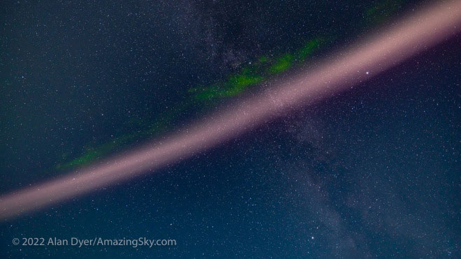 STEVE, một dòng khí nóng, mỏng, dài, cắt ngang bầu trời hàng trăm km