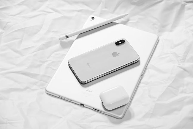 iPad và iPhone cùng với một số Airpod