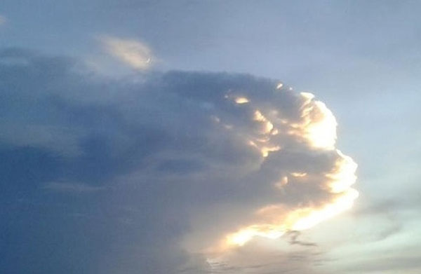 Đám mây này có hình dáng trông giống như một con cá heo mũi chai. (Ảnh: IAMAGROOVEEK / reddit)