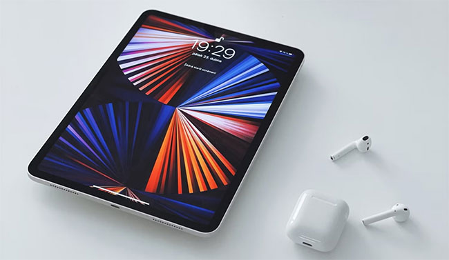 iPad Pro với AirPods