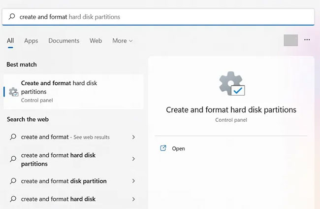 Chọn “Create and format hard disk partitions”