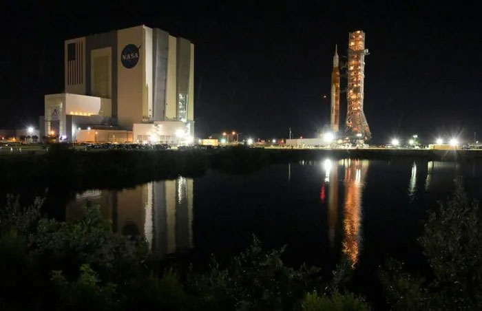 Các đội của NASA đã phải tập luyện trong vòng 3 năm để chuẩn bị cho thời khắc quan trọng này. Trong suốt thời gian sứ mệnh Artemis 1 diễn ra, một nhóm nhân viên NASA sẽ ở lại Mission Control 24h/ngày quan sát và theo dõi. Ảnh: Reuters..