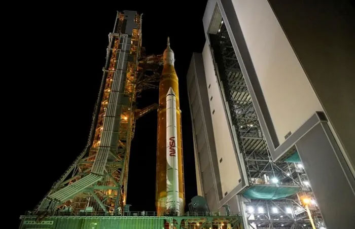 Chuyến bay của Artemis 1 được lập trình để vận hành tự động, sẽ không có người điều khiển. Nhưng tới giai đoạn Artemis 2 dự kiến vào năm 2024, sẽ có phi hành đoàn cùng bay lên quỹ đạo và tới năm 2025 phi hành gia sẽ đáp xuống Mặt Trăng. Ảnh: Reuters.