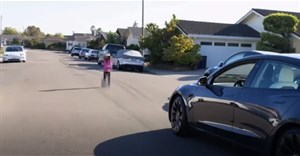 "Gáy" nhau trên Twitter, fan Tesla mang cả con mình ra để thử chế độ tự lái